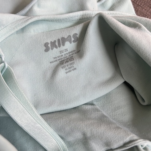 Skims Sculpting Thong Bodysuit - Picture 4 of 6